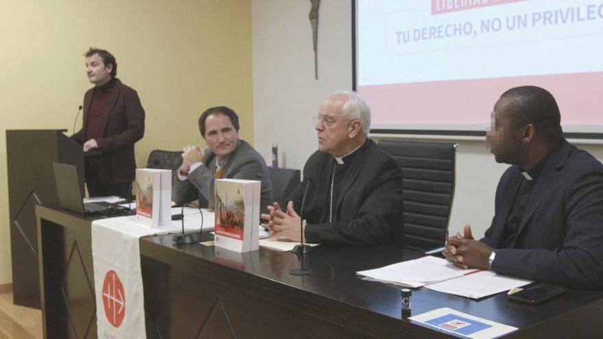 Juan Maceiras, José Fernández Crespo, el obispo, Leonardo Lemos, y P.A., sacerdote en Nigeria, ayer, en la conferencia.  | |  I. OSORIO