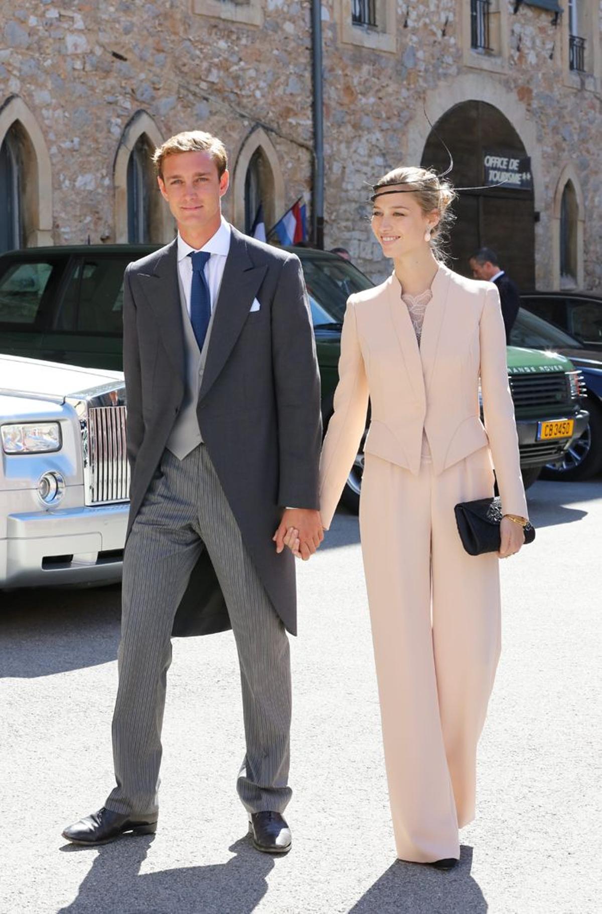 Beatrice Borromeo en un enlace con look en chaqueta y pantalón