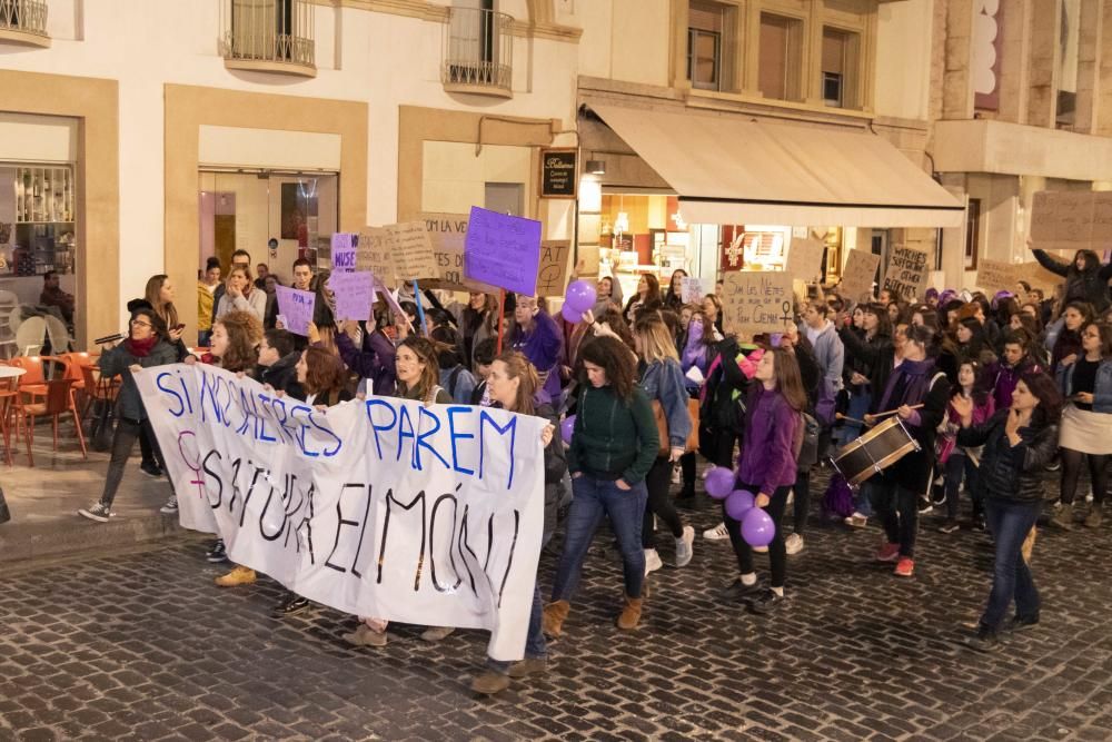 Centenars de persones surten al carrer el 8M