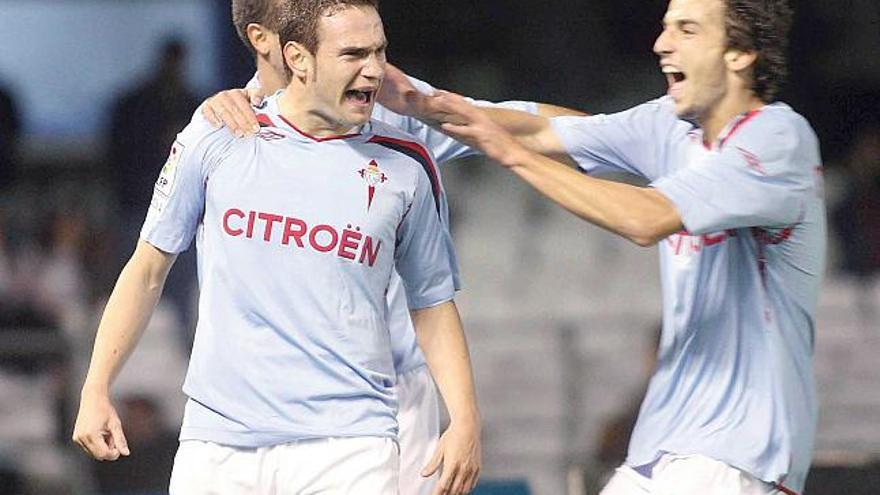 David Rodríguez recibe la felicitación de Óscar Díaz y de Danilo en un partido del Celta.