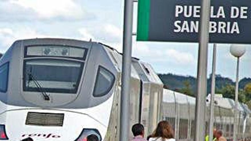 Viajeros en la estación de Puebla.