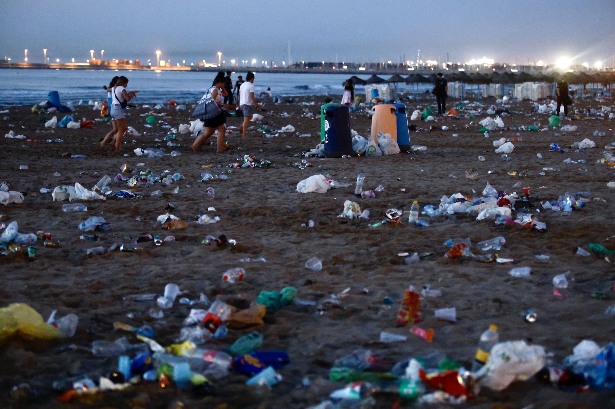 Así fue el desalojo y la limpieza tras la noche de San Juan