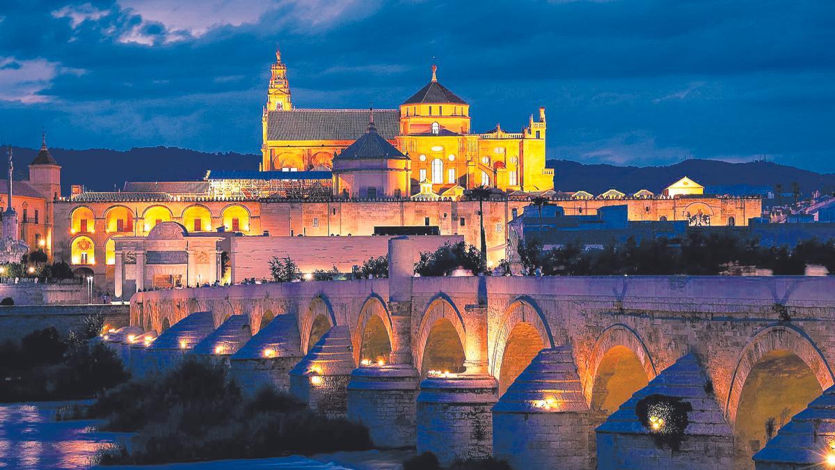 Imagen nocturna del Puente Romano y la Mezquita-Catedral.