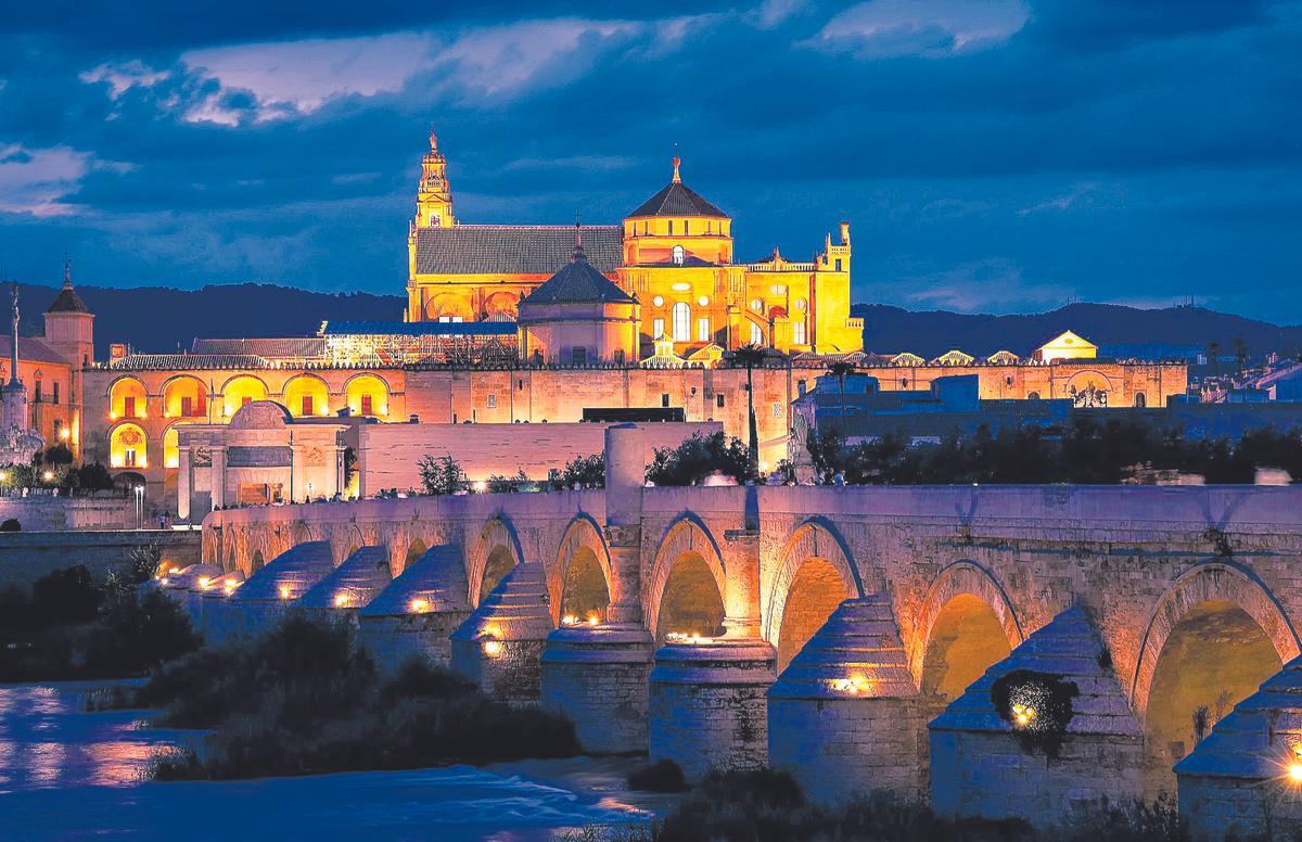 Fotografía panorámica del Puente Romano y la Mezquita-Catedral de Córdoba de noche.