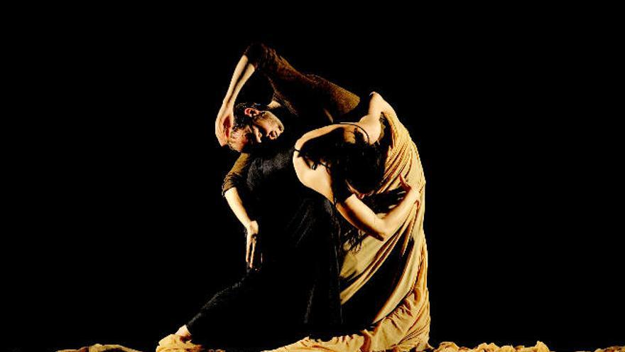 El coreógrafo y bailarín belga Sidi Larbi Cherkaoui, en &#039;Zero Degrees&#039;, estrechando la mano del maniquí creado a imagen de sí mismo por Antony Gormley .