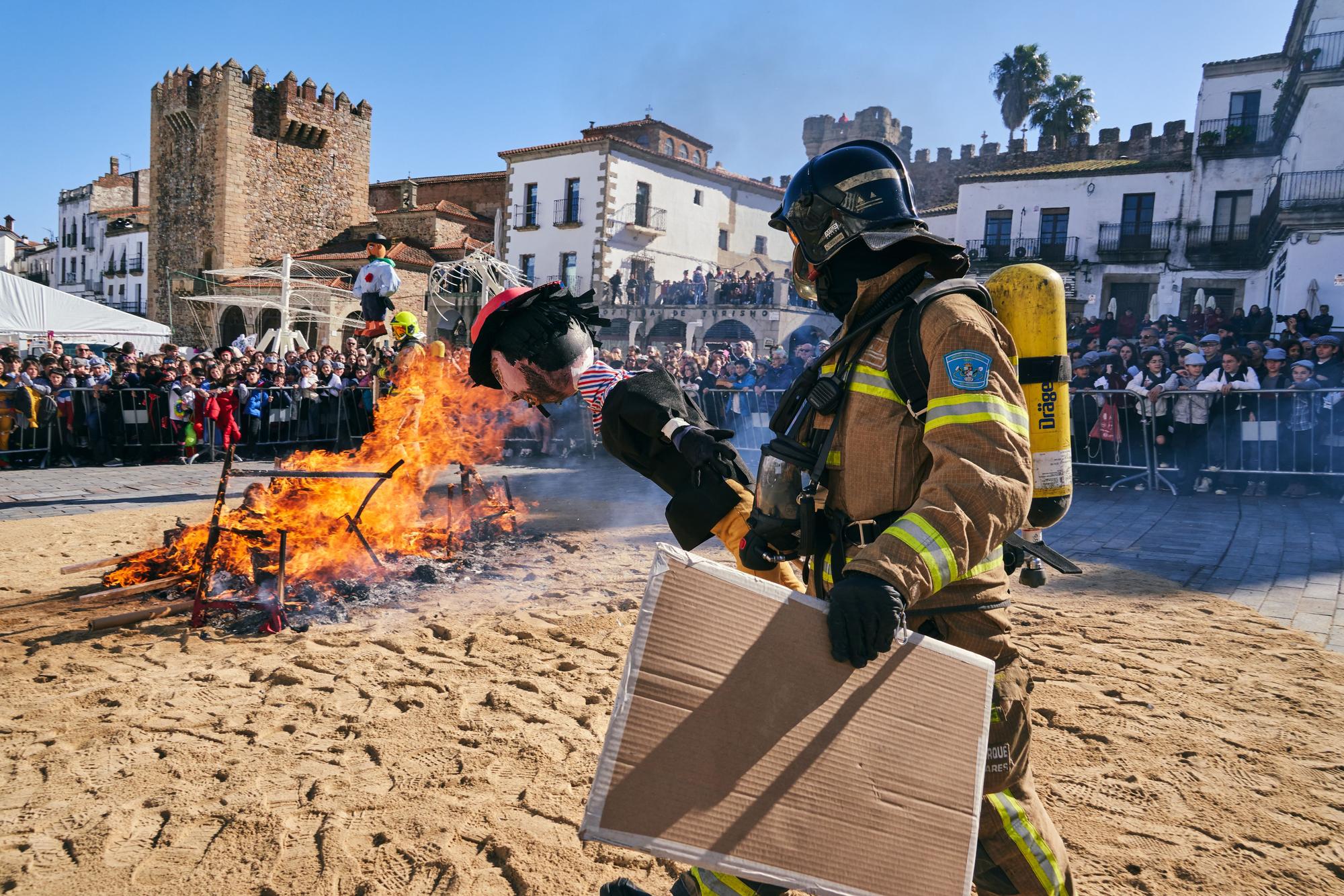 GALERÍA | Así ha sido la quema del tradicional pelele en Cáceres