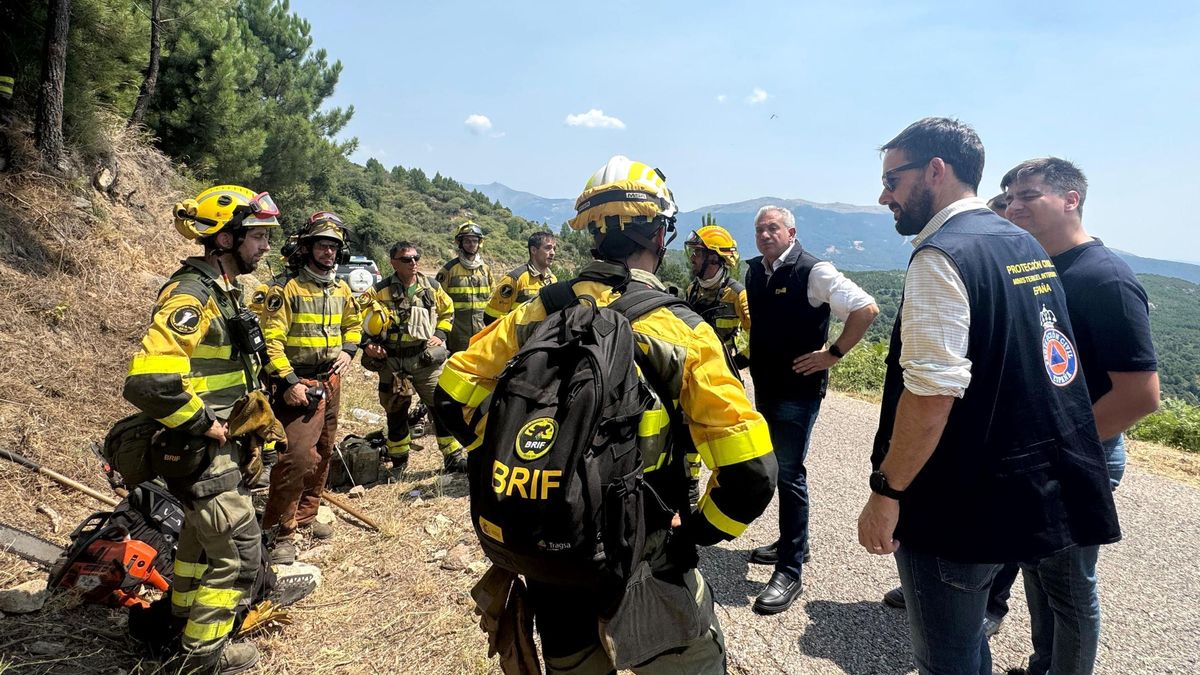 El delegado del Gobierno, Nicanor Sen, visita el dispositivo que trabaja en el incendio.