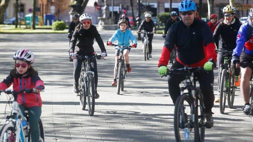 Ciclistas por el parque del Muelle.