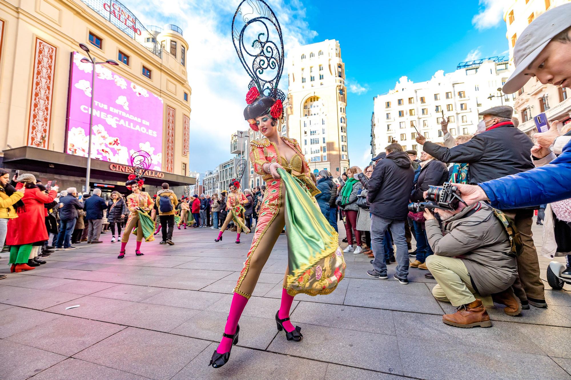 El Carnaval de Torrevieja desfila en el centro de Madrid con motivo de Fitur