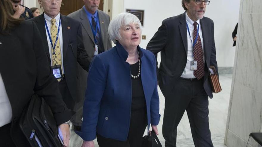 Yellen anticipa más alzas de tipos y alerta de la incertidumbre fiscal