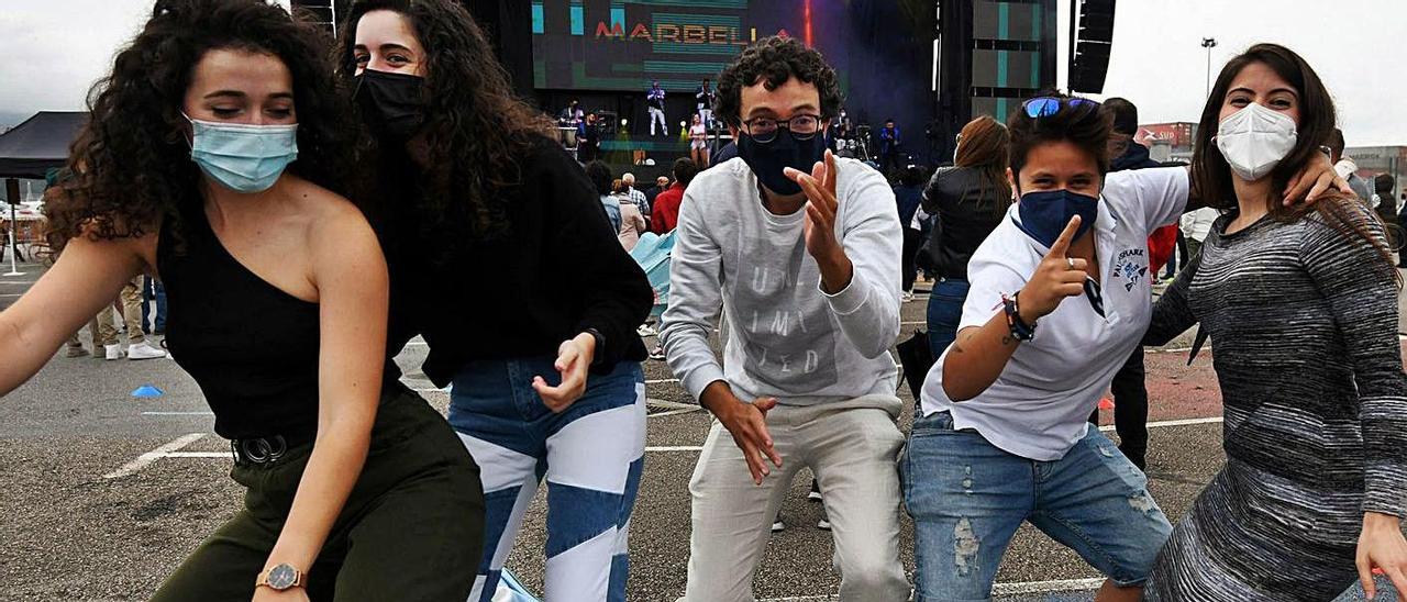 Un grupo de asistentes baila al son de la orquesta Marbella en la prueba piloto de ayer. |   // G. SANTOS