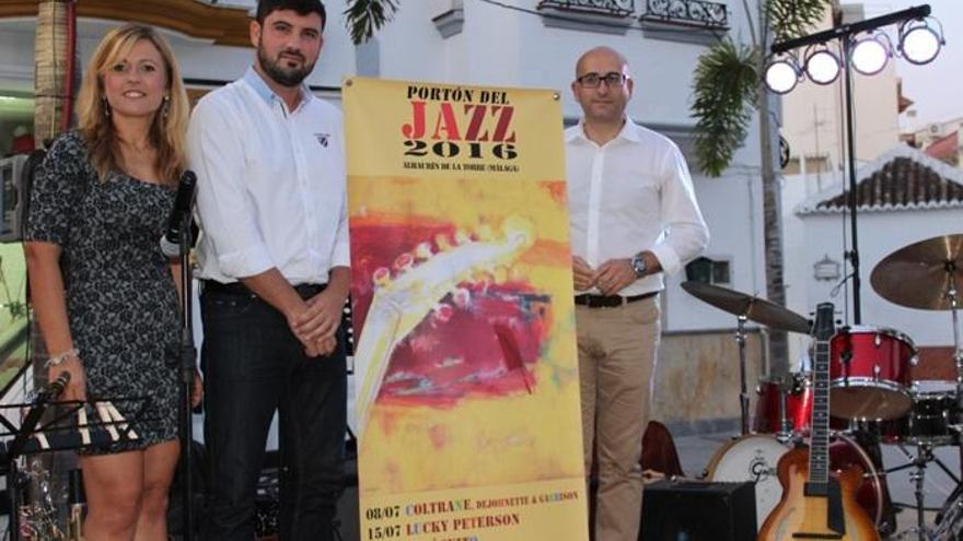 La gestora cultural Toñi Cordero, junto al edil de Cultura, Mario Pérez, y el primer teniente de alcalde de Alhaurín de la Torre, Manuel López, presentan el cartel.