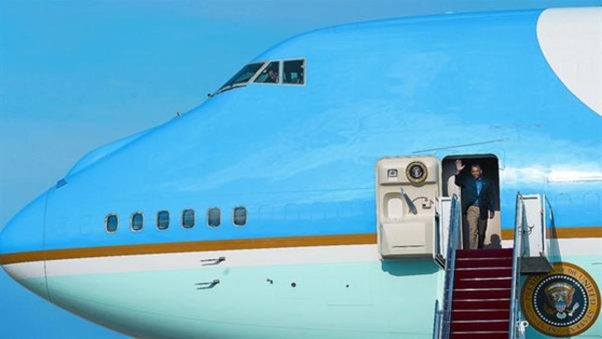 Obama desciende del 'Air Force One' en Maryland, a su regreso de California, ayer.