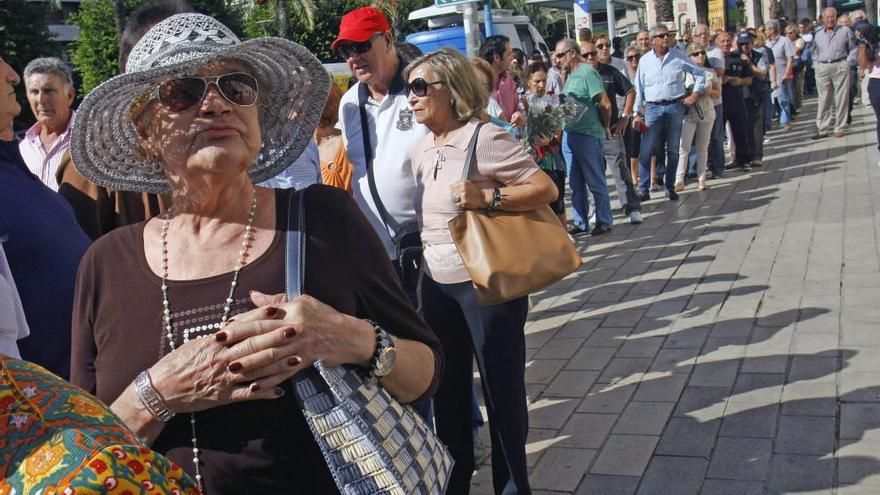 Cola a las puertas de la capilla ardiente de Manzanares