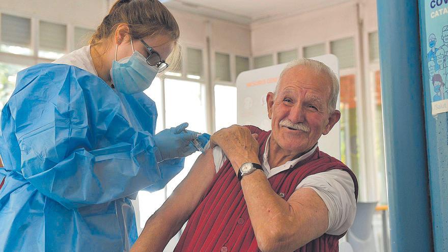 Un lleuger augment dels casos de covid fa avançar la campanya de vacunació