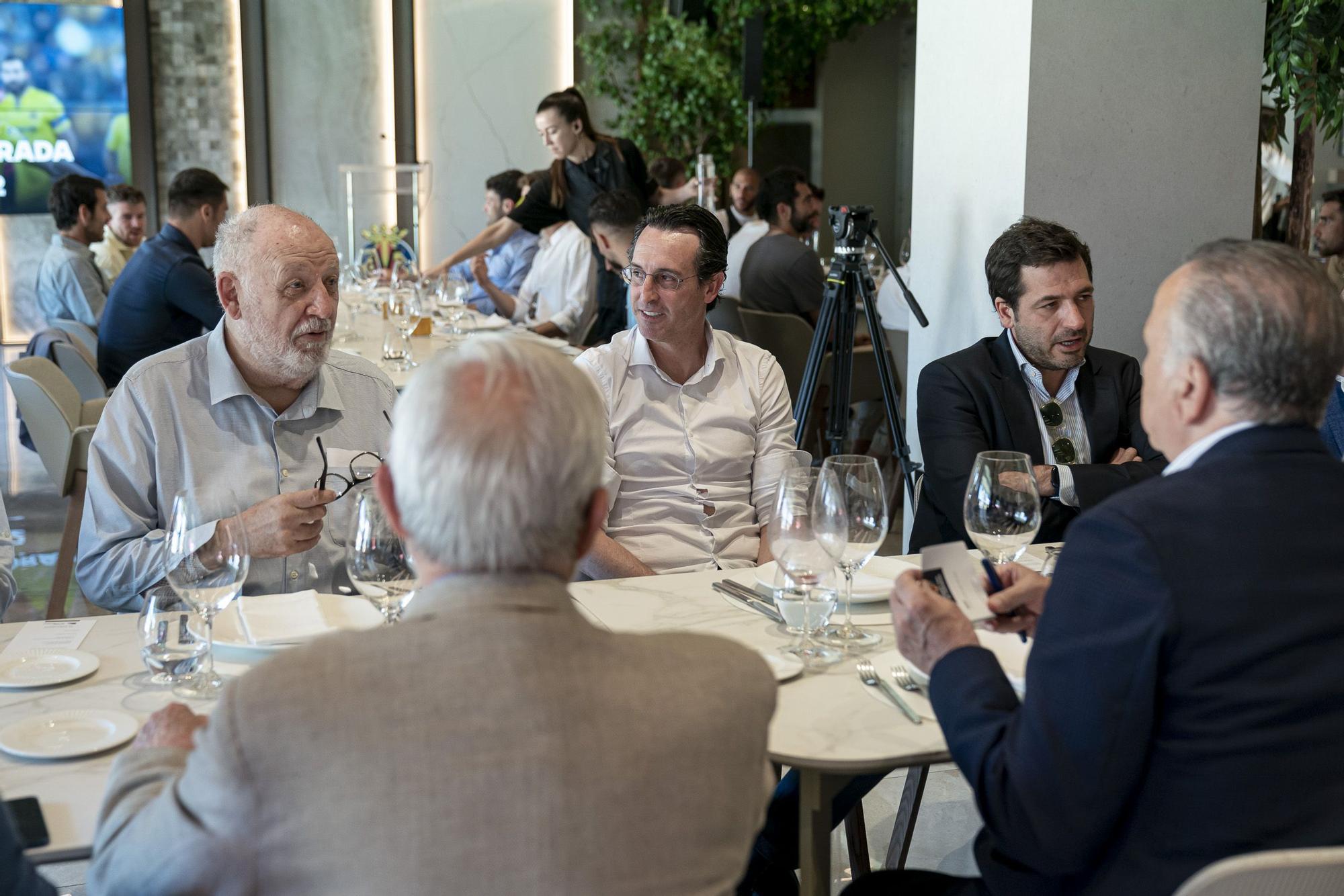 El vicepresidente del Villarreal CF, José Manuel Llaneza, el técnico Unai Emery y el consejero delegado, Roig Negueroles, en el acto de este lunes en El Ceramista.