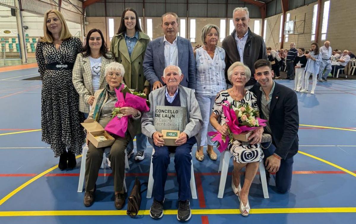 Los políticos posan con algunos de los galardonados. |   // BERNABÉ/J. LALÍN