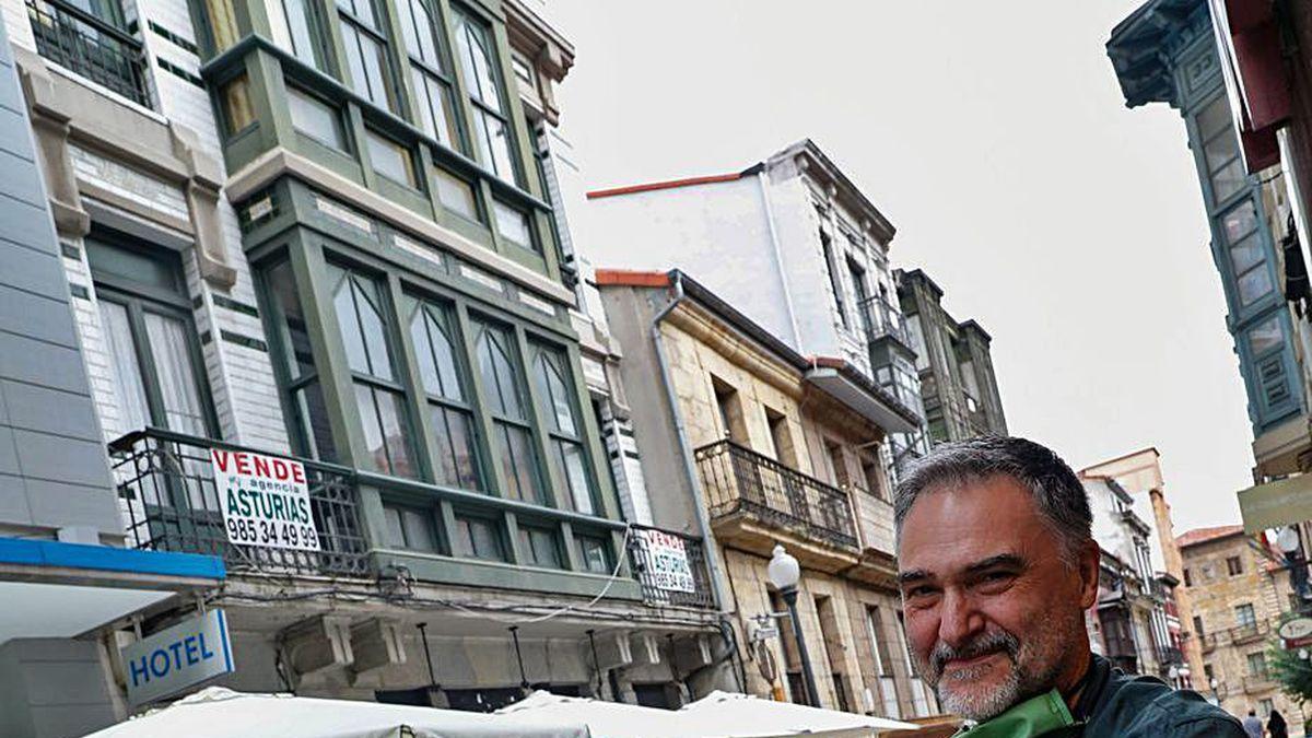 Por la izquierda, Antoine Ozanam, Matz y Miguelanxo. En el círculo, asistentes a la gala de entrega de premios.