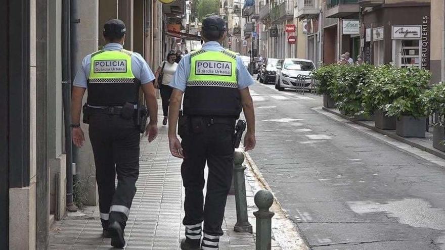Dos efectius de la Guàrdia Urbana de Figueres patrullant per la ciutat