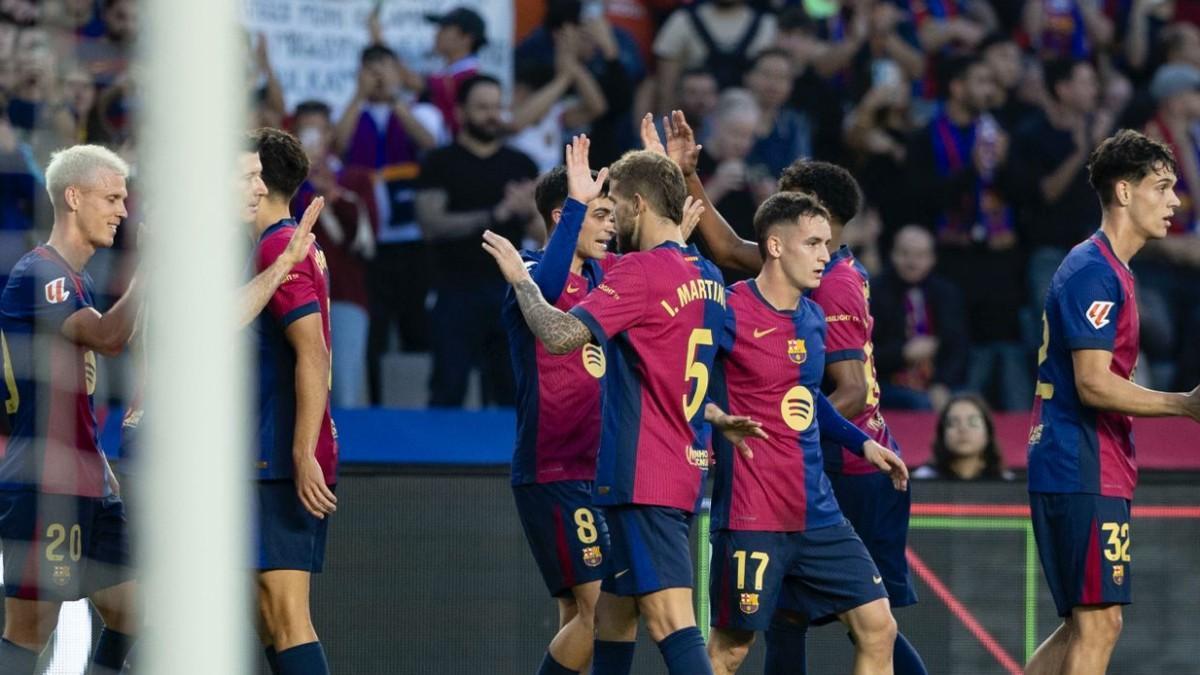 Olmo celebró con sus compañeros dos goles contra el Espanyol