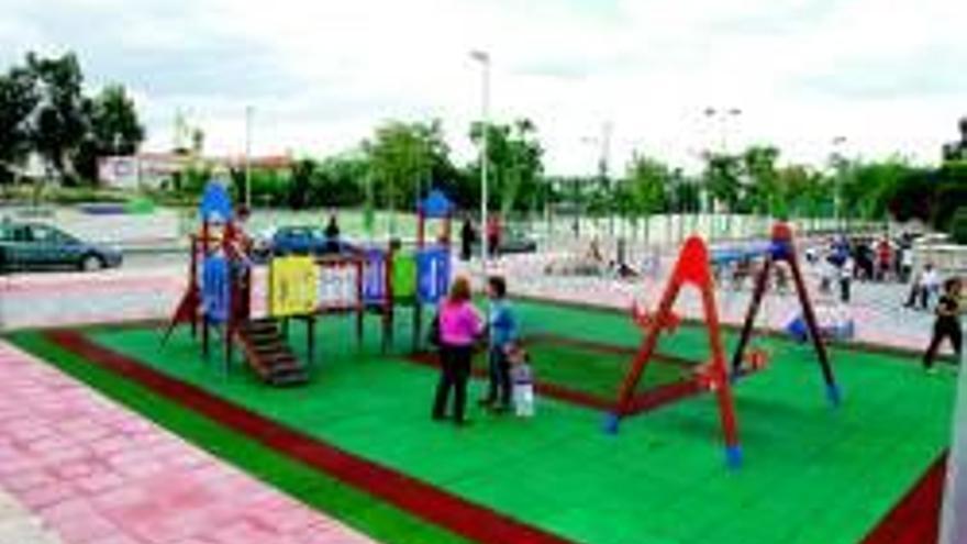 Redondo sigue siendo alcalde e inaugura unas pistas deportivas