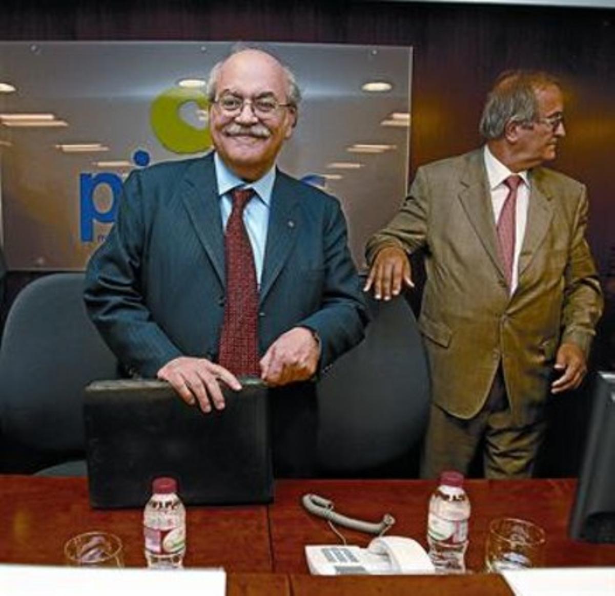 Mas-Colell, amb Josep González a la seva dreta, ahir a la seu de Pimec. Mas-Colell, amb Josep González a la seva dreta, ahir a la seu de Pimec.