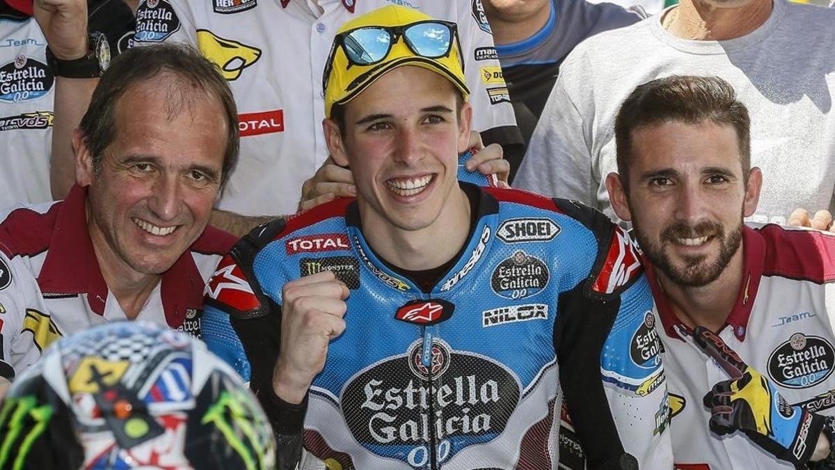 Àlex Márquez (Kalex) celebra, con sus mecánicos, su primera victoria en Moto2.