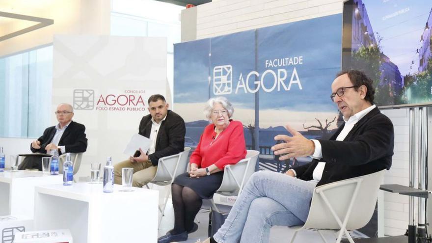 El diputado Uxío Benitez, con Durán y el resto de participantes. | // FDV