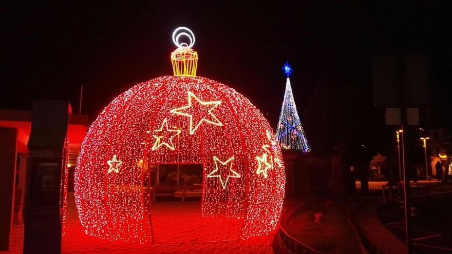 Detalle de parte de la iluminación navideña en Breña Alta.