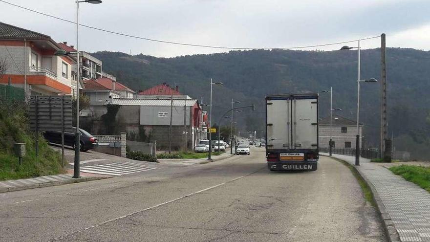 Imagen actual de la calle Antonio Palacios, poco después del IES Pino Manso en dirección Cans. // FdV