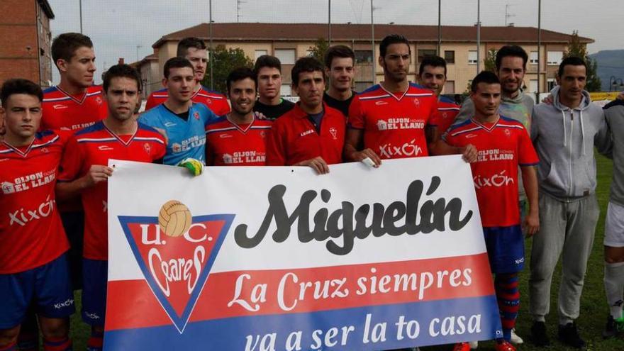 Los futbolistas del Ceares, con Miguelín en el centro, portan una pancarta de despedida al técnico.