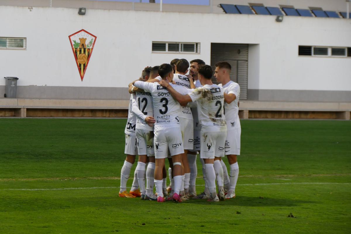 Los futbolistas del Orihuela celebran el gol de Callejón