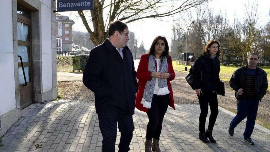 Benjamín Prieto (izquierda) junto a Sandra Veleda, una asesora del presidente, y el concejal Fernando Marcos.