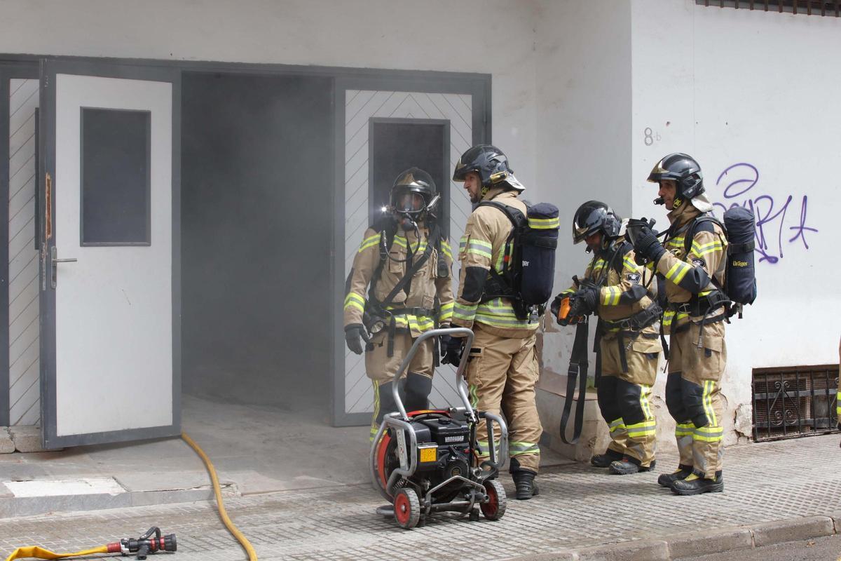 Galería de imágenes del incendio en los bajos del antiguo cine Cartago de Ibiza