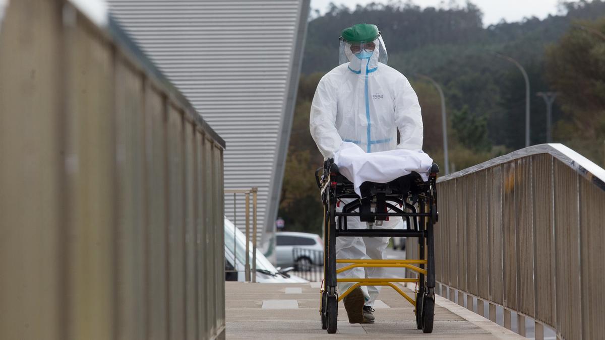 Un trabajador sanitario traslada una camilla en las inmediaciones de una residencia de ancianos de Galicia.