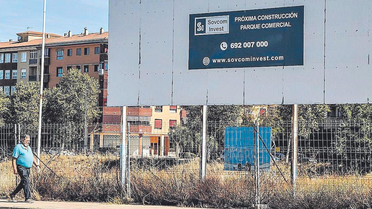 Parcela comercial, que tiene una superficie de 2 hectáreas, que está junto a la calle San Petersburgo, en Nuevo Cáceres.