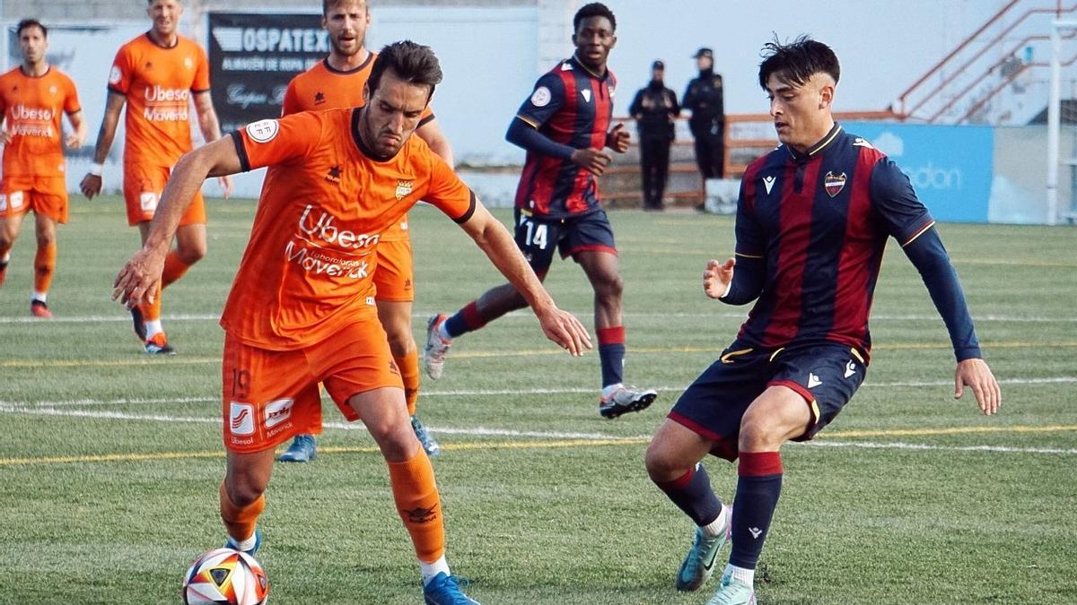 El Azeneta controla el balón ante la presión del At. Levante, en el Regit.