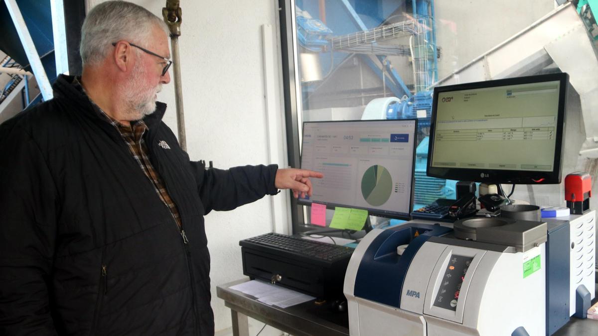 El gerent del celler Empordàlia, Simó Casanovas, amb l'ordinador que rep les dades del nou sistema amb intel·ligència artificial.