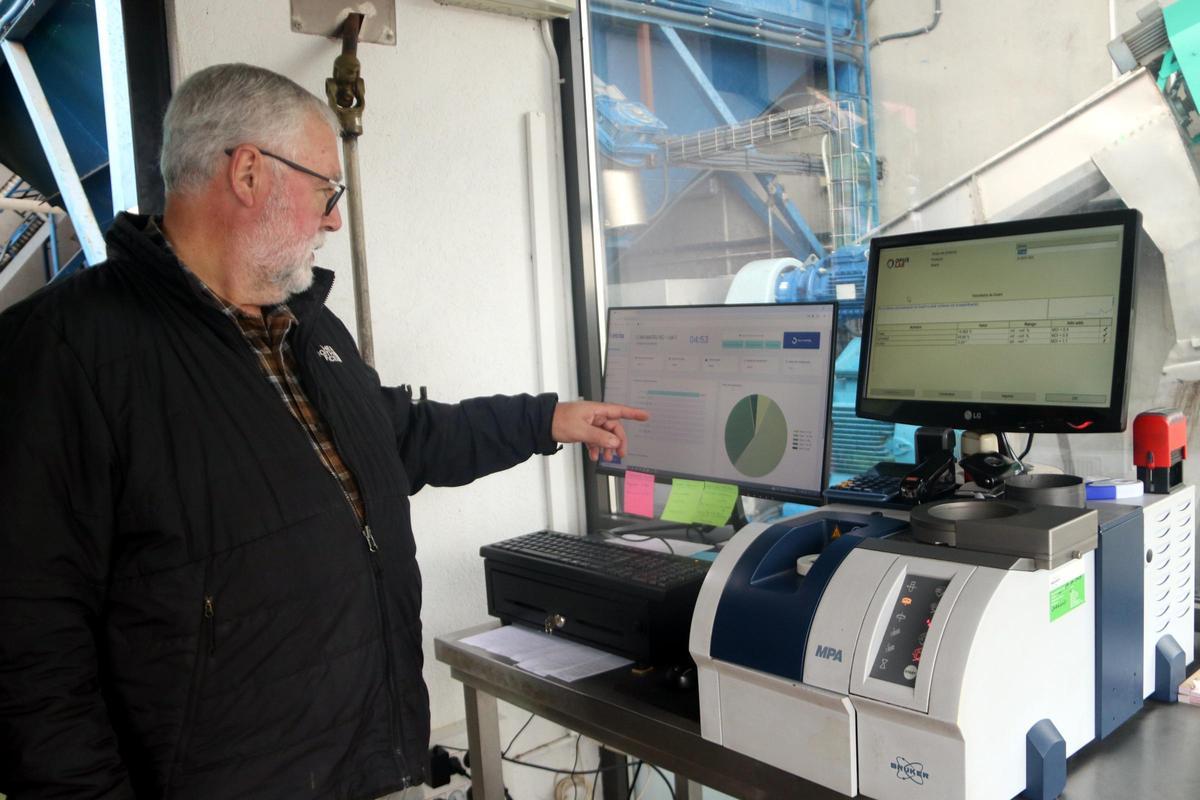 El gerent del celler Empordàlia, Simó Casanovas, amb l'ordinador que rep les dades del nou sistema amb intel·ligència artificial.