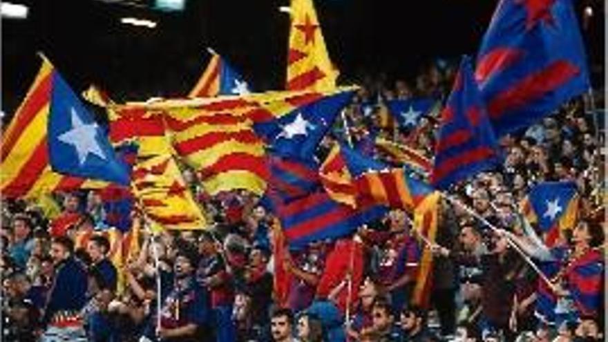 Banderes estelades en un partit al Camp Nou.