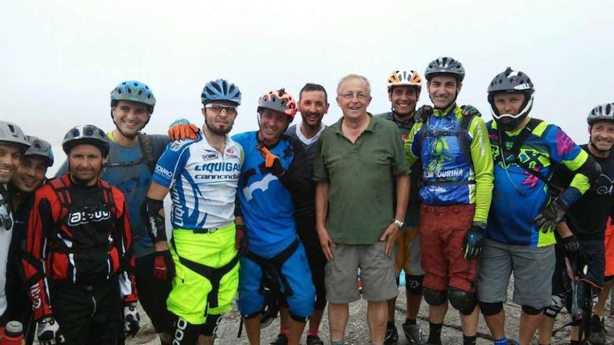 El hombre, en el centro, junto a los ciclistas que lo rescataron en A Paralaia.  // Julio Oitaven