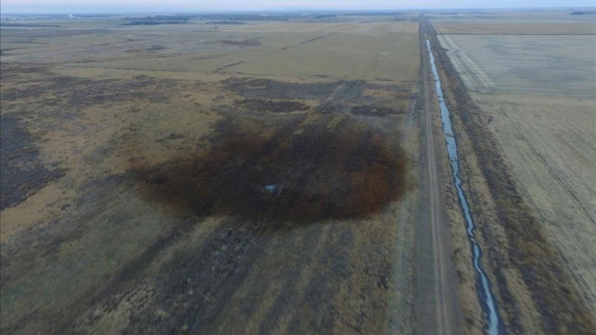 Vista aérea en la que se aprecia un derrame de petróleo que obligó a cerrar la parte construida del oleoducto Keystone XL el año pasado en Dakota del Sur, EEUU.