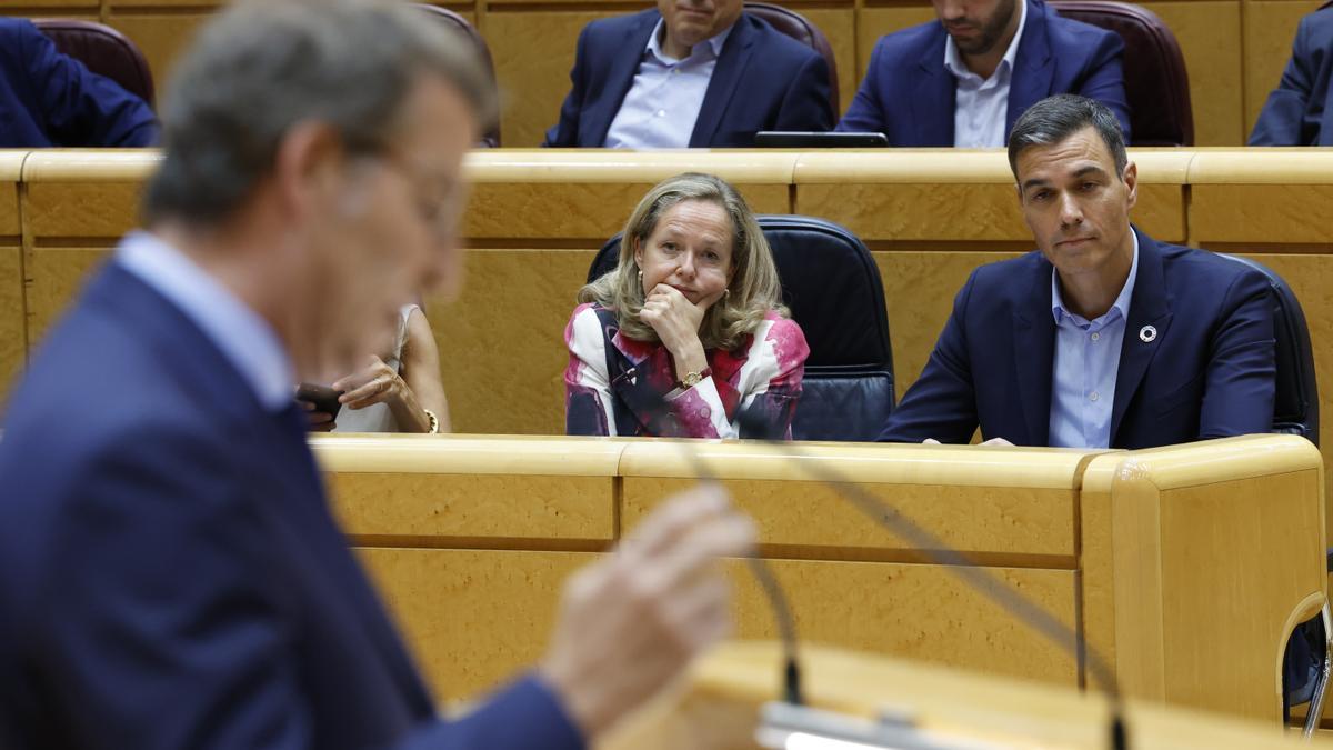 Sánchez escucha una comparecencia de Feijóo en el Senado.