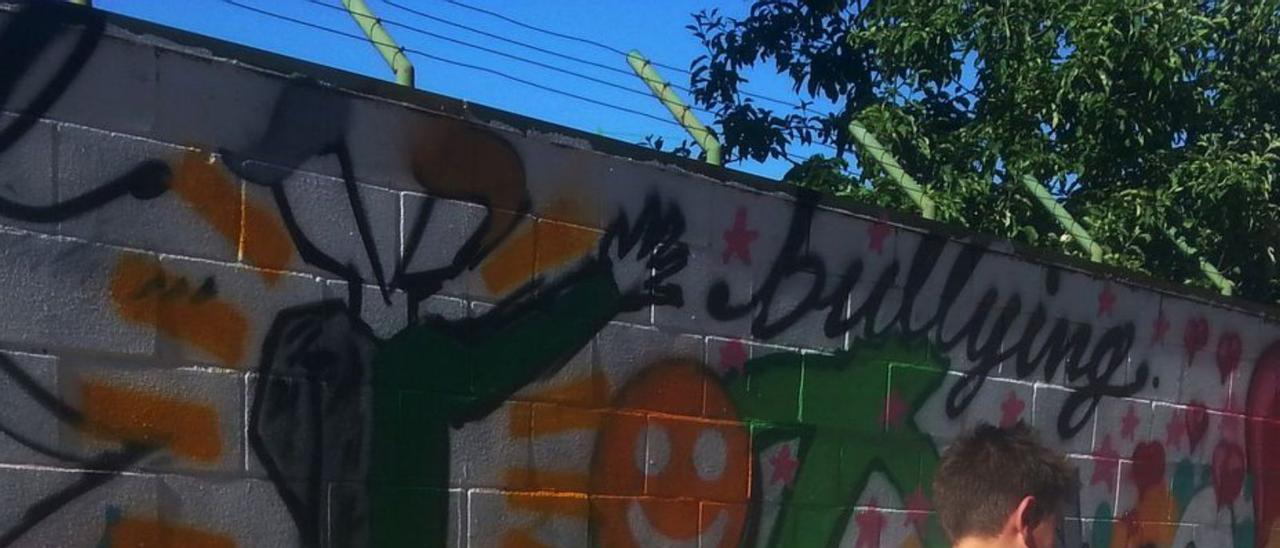 Varios niños pintan un mural contra el bulling en San José Obrero.