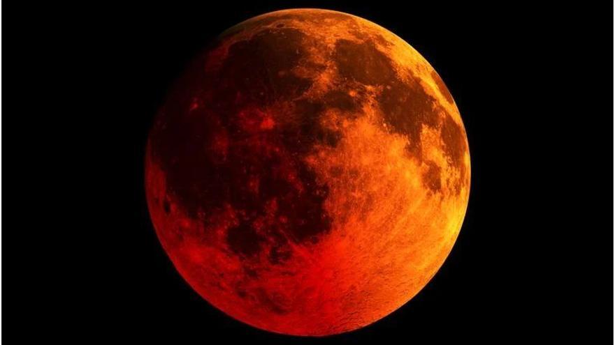 La luna de sangre tiñe de rojo la superficie lunar como efecto durante el eclipse