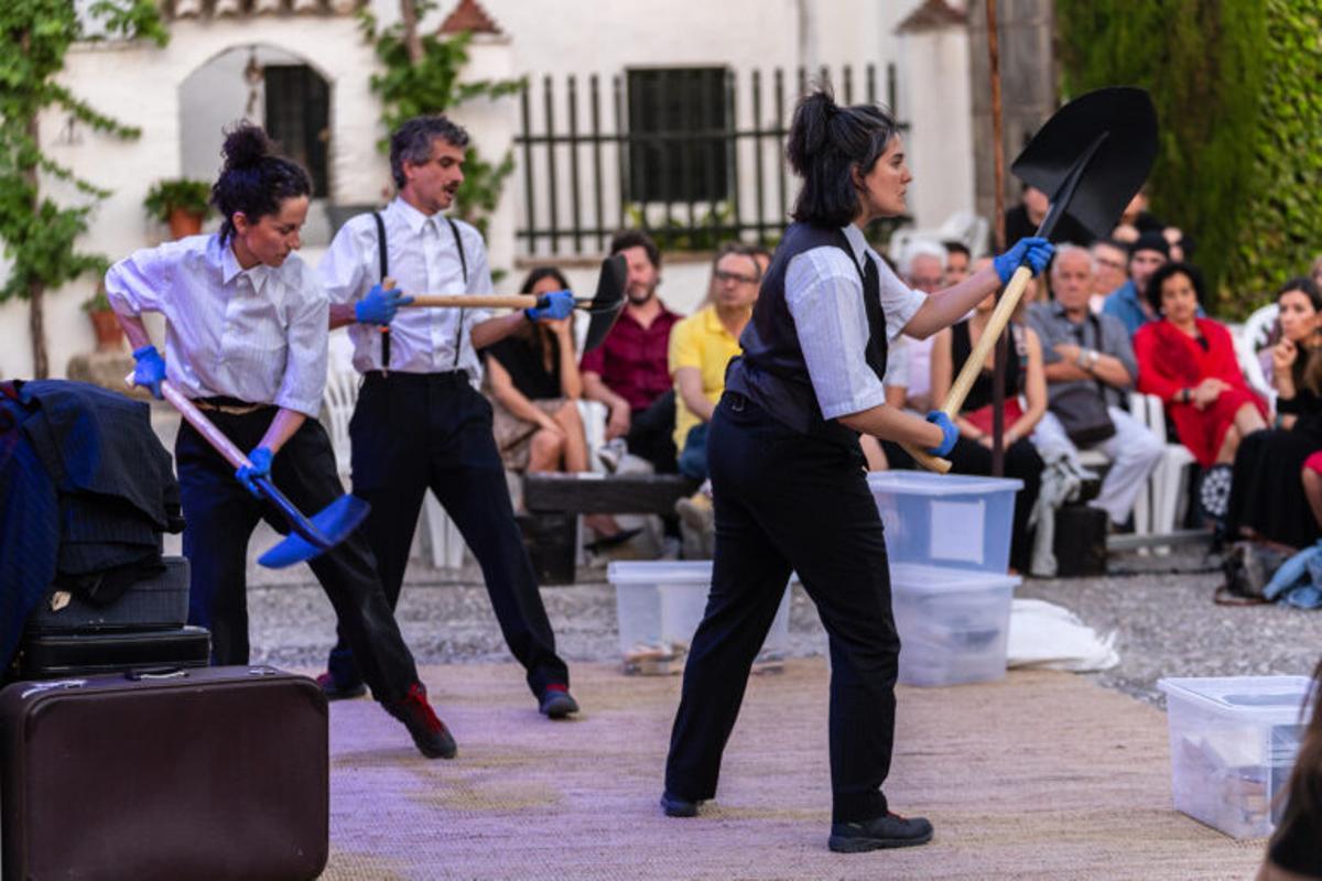 La compañía Proyecto 43-2 durante una de sus actuaciones