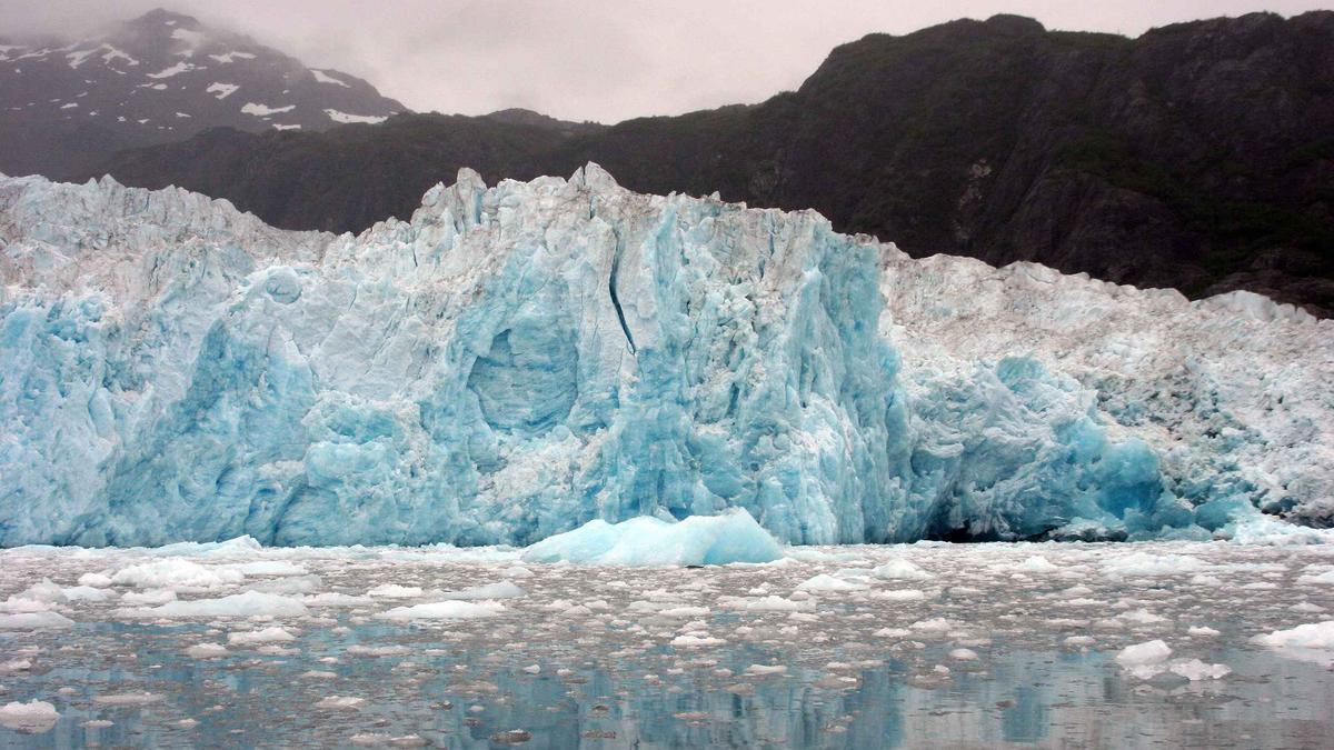 Imagen de un glaciar llegando al mar