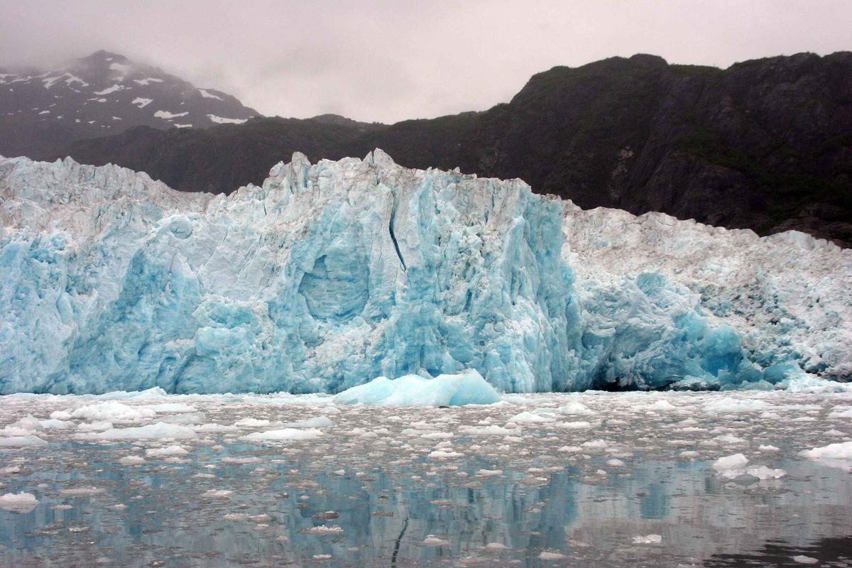 Imagen de un glaciar llegando al mar