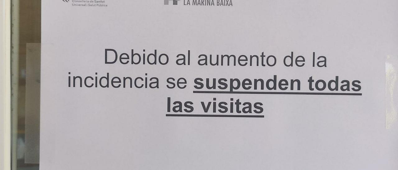 Sanidad suspende las visitas en el Hospital Marina Baixa tras detectar varios brotes de covid-19