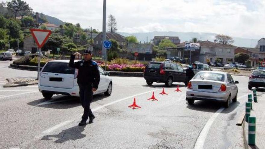 La Policía Local de Mos realiza un control en Sanguiñeda. // Faro